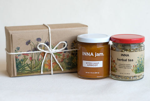 GIFT: 1 jar of jam + 1 jar of herbal tea, wrapped in KRAFT paper with an ART card